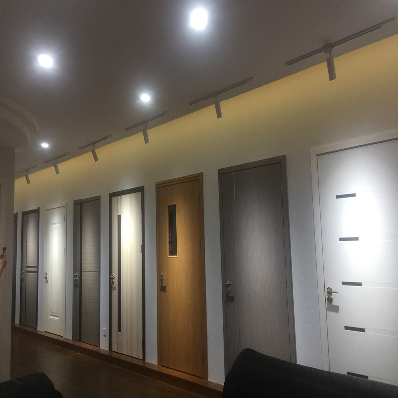 Puerta compuesta de madera maciza de alta calidad al por mayor de fábrica Puerta de la habitación del dormitorio del apartamento escolar, duradera, hermosa y asequible.
