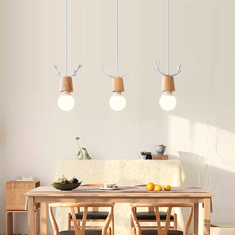 Nordic pequeña lámpara de araña comedor personalidad creativa de una sola cabeza macaron de madera asta simple moderna lámpara de sala de estar de tres cabezas