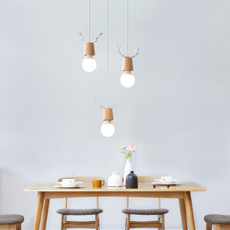 Nordic pequeña lámpara de araña comedor personalidad creativa de una sola cabeza macaron de madera asta simple moderna lámpara de sala de estar de tres cabezas