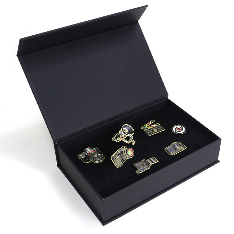 黑色触感翻盖连体礼盒微章相机礼盒 数码配件皮质固定包装盒设计