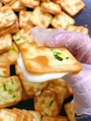 Taiwan chive nougat biscuits handmade chive nougat sandwich biscuits bulk independent packaging factory direct sales