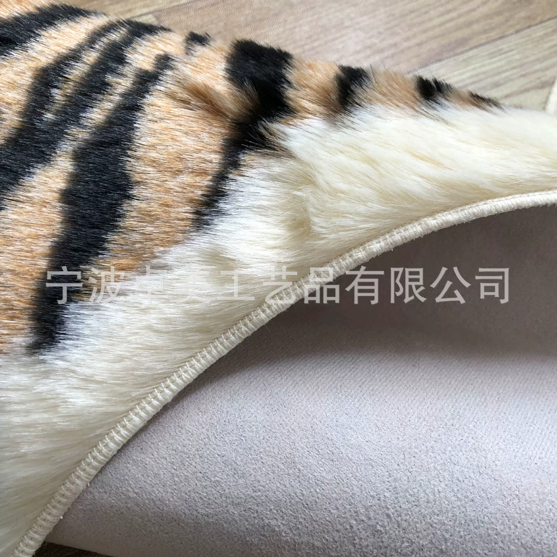 «[Zhuomei] The whole imitation animal print tiger pattern carpet is used for warm decoration in the living room, bedroom and children's room.»