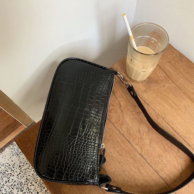 Diseño de nicho francés estilo coreano versátil cocodrilo patrón baguette bolsa retro axila bolsa 2023 nueva bolsa de hombro portátil