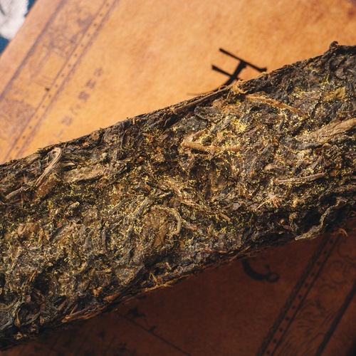 Raw material pressed old tea bricks from Anhua black tea in 2007, 1000 grams of Tianjiao Fuhua black tea, 2 pounds of handcrafted Fuhua black tea.