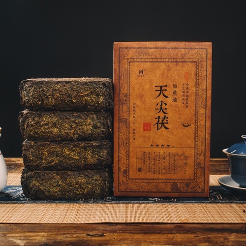 Raw material pressed old tea bricks from Anhua black tea in 2007, 1000 grams of Tianjiao Fuhua black tea, 2 pounds of handcrafted Fuhua black tea.