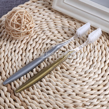 �e�^�Ƶ�ͷ�һ�����pɫ���~��ˢ�S��ֱ�N�����坍