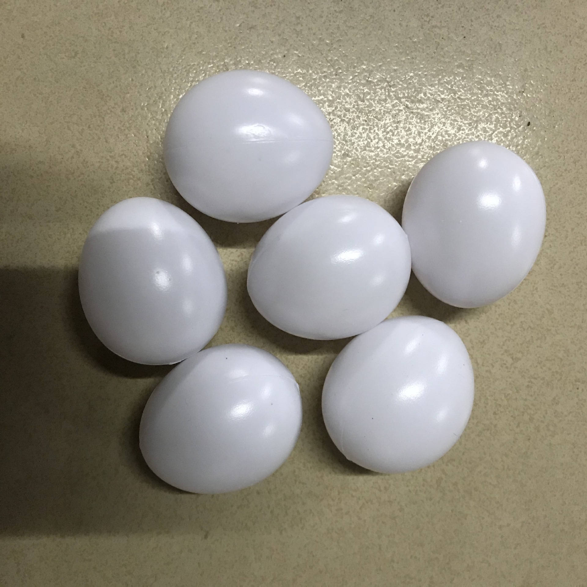 Huevo de plástico de simulación directa de fábrica juguete de bricolaje huevo falso pintado graffiti huevo de desayuno huevo de simulación resistente a la presión