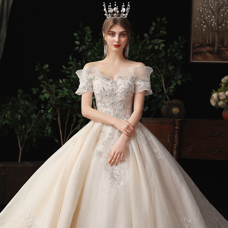 Vestido de novia estilo europeo 2026, nuevo estilo elegante, estilo bosque, súper romántico, con diseño de cielo estrellado y espalda descubierta.