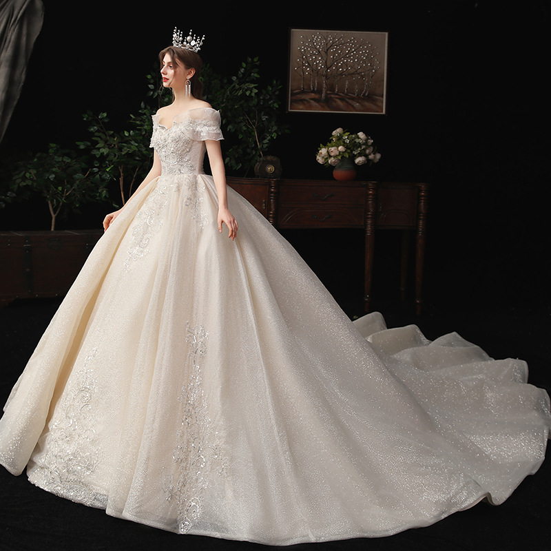 Vestido de novia estilo europeo 2026, nuevo estilo elegante, estilo bosque, súper romántico, con diseño de cielo estrellado y espalda descubierta.