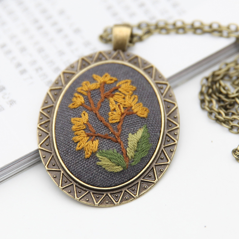 Fábrica hecha a mano DIY tejido suéter cadena novato europeo bordado flor y hierba material paquete aguja hilo Lu bordado COLLAR COLGANTE