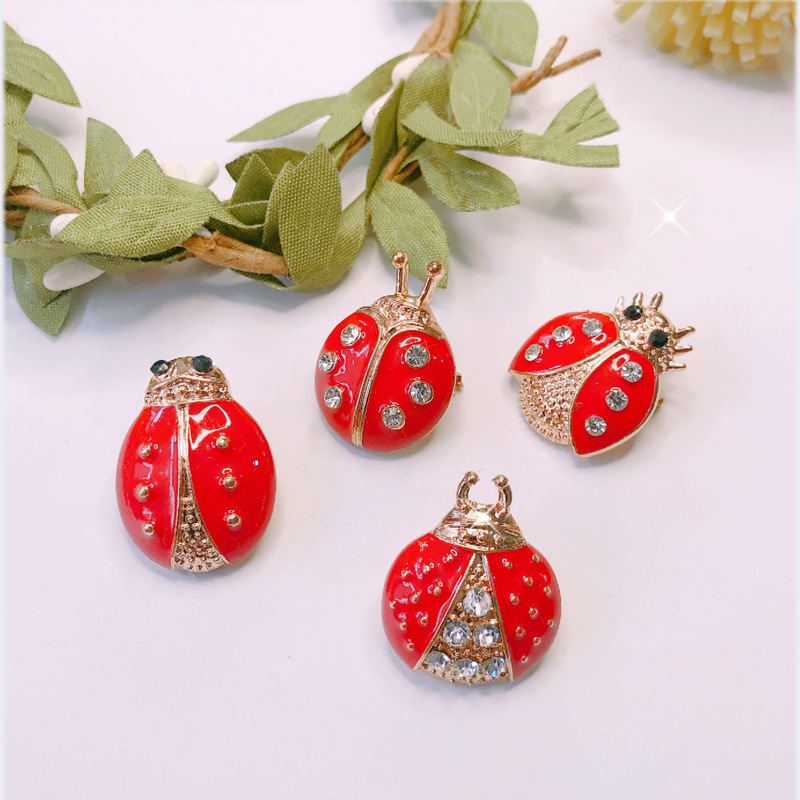 Moda creativa de dibujos animados insecto broche de siete estrellas mariquita personalidad todo partido escarabajo animal camisa accesorios PIN