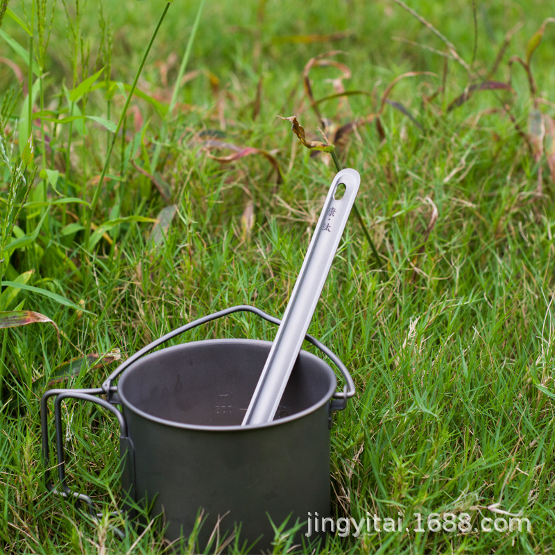 Juego de tenedor y cuchara de titanio puro Kangtai con mango largo, cuchara y tenedor de titanio de doble uso, cuchara larga de titanio para acampar al aire libre, portátil, estilo occidental, ligero.