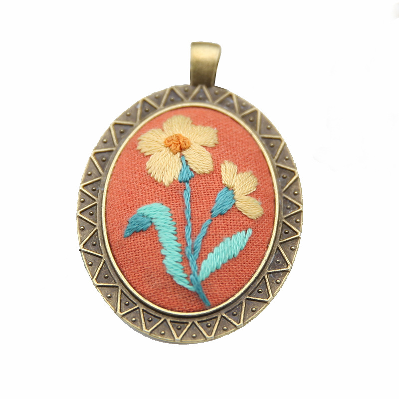 Fábrica hecha a mano DIY tejido suéter cadena novato europeo bordado flor y hierba material paquete aguja hilo Lu bordado COLLAR COLGANTE