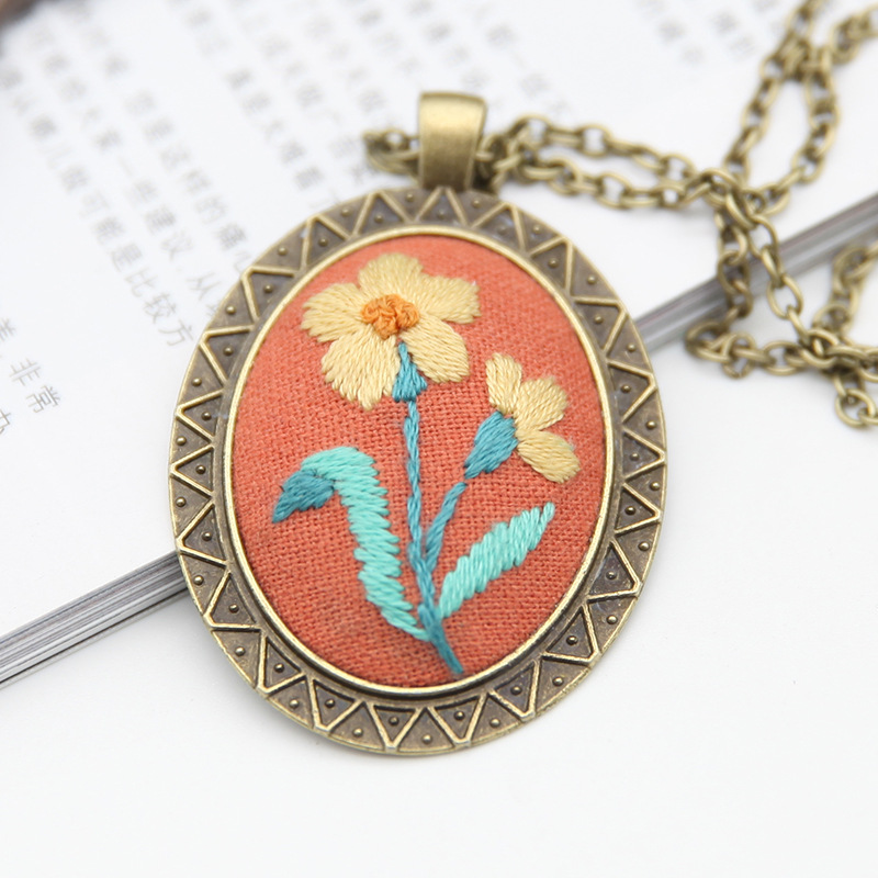 Fábrica hecha a mano DIY tejido suéter cadena novato europeo bordado flor y hierba material paquete aguja hilo Lu bordado COLLAR COLGANTE