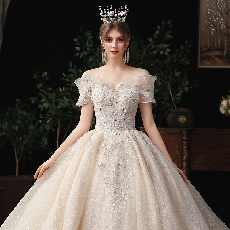 Vestido de novia estilo europeo 2026, nuevo estilo elegante, estilo bosque, súper romántico, con diseño de cielo estrellado y espalda descubierta.