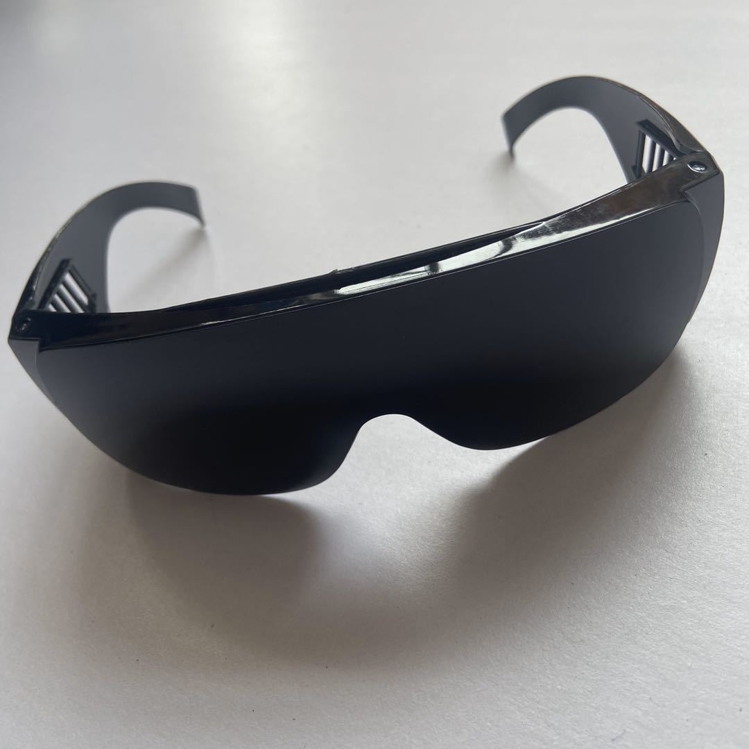 批发黑色劳保防飞溅百叶窗护目镜防冲击防尘化学电焊劳保防护眼镜