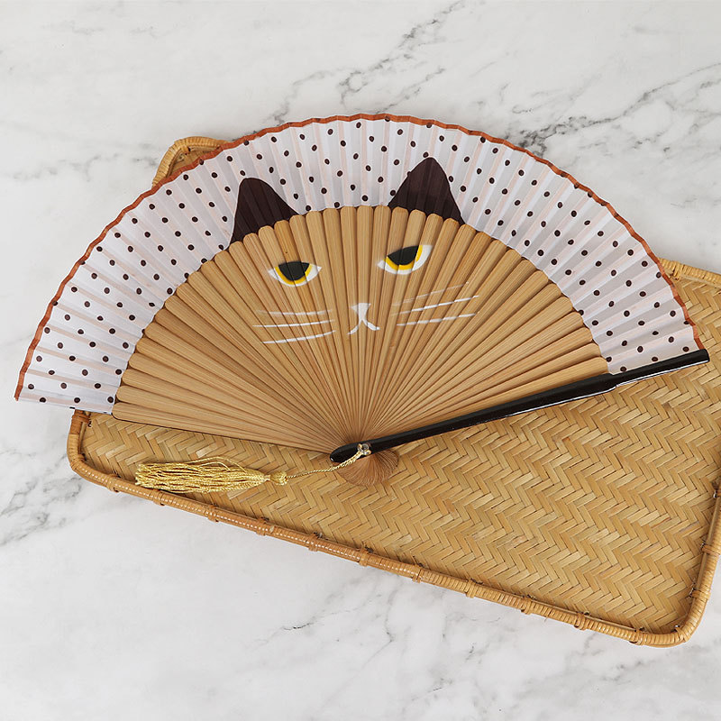 Pintura de estilo japonés ventilador plegable de estilo japonés pintado a mano gato de dibujos animados ventilador de bambú de dibujos animados niños ventilador danza cheongsam ventilador al por mayor