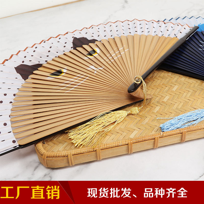 Pintura de estilo japonés ventilador plegable de estilo japonés pintado a mano gato de dibujos animados ventilador de bambú de dibujos animados niños ventilador danza cheongsam ventilador al por mayor