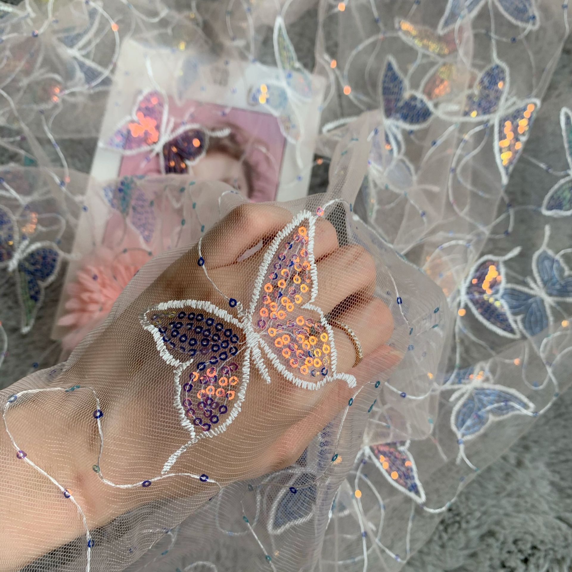 Suministro directo de fábrica de poliéster bordado de malla de lentejuelas de mariposa bordado de malla de encaje de cuentas multicolores ropa para niños Hanfu