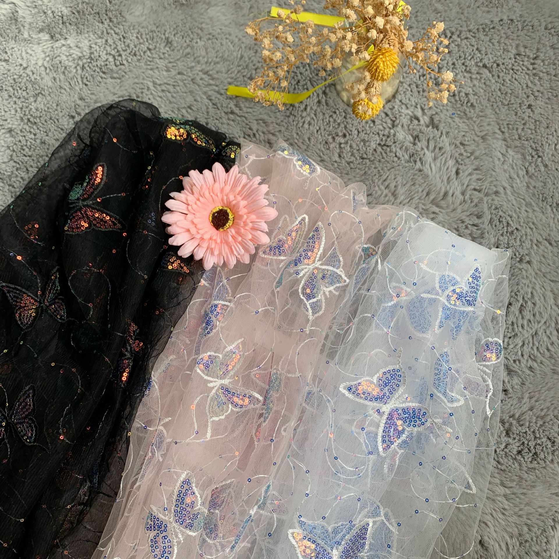 Suministro directo de fábrica de poliéster bordado de malla de lentejuelas de mariposa bordado de malla de encaje de cuentas multicolores ropa para niños Hanfu