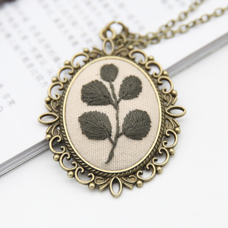 Fábrica hecha a mano DIY tejido suéter cadena novato europeo bordado flor y hierba material paquete aguja hilo Lu bordado COLLAR COLGANTE