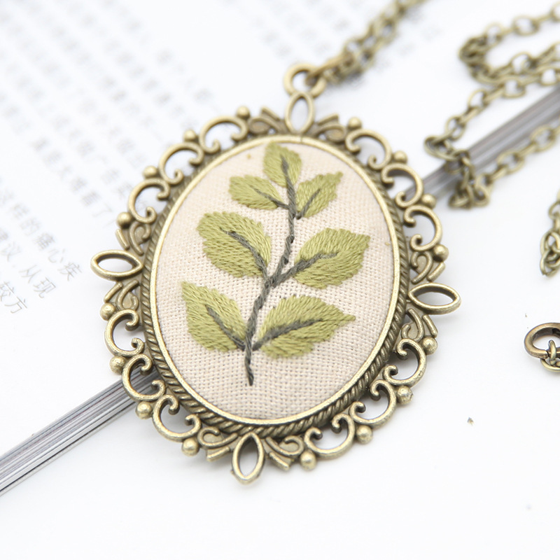 Fábrica hecha a mano DIY tejido suéter cadena novato europeo bordado flor y hierba material paquete aguja hilo Lu bordado COLLAR COLGANTE