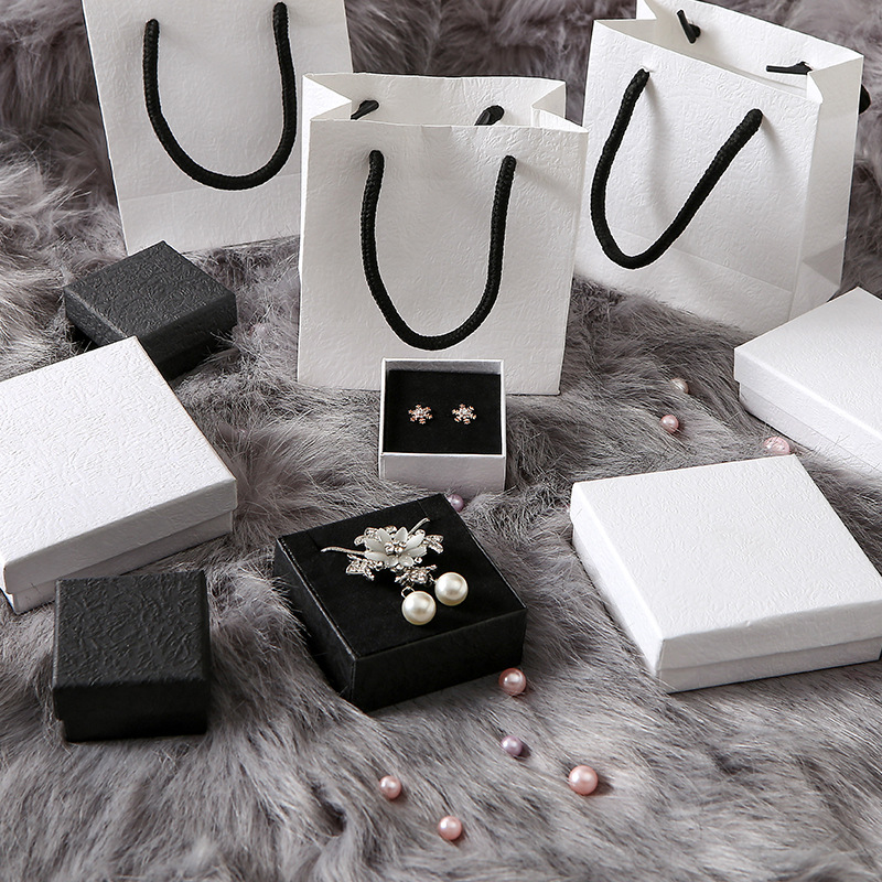 Factory direct jewelry box packaging jewelry packaging box ring earrings necklace bracelet solid color black and white small fresh paper