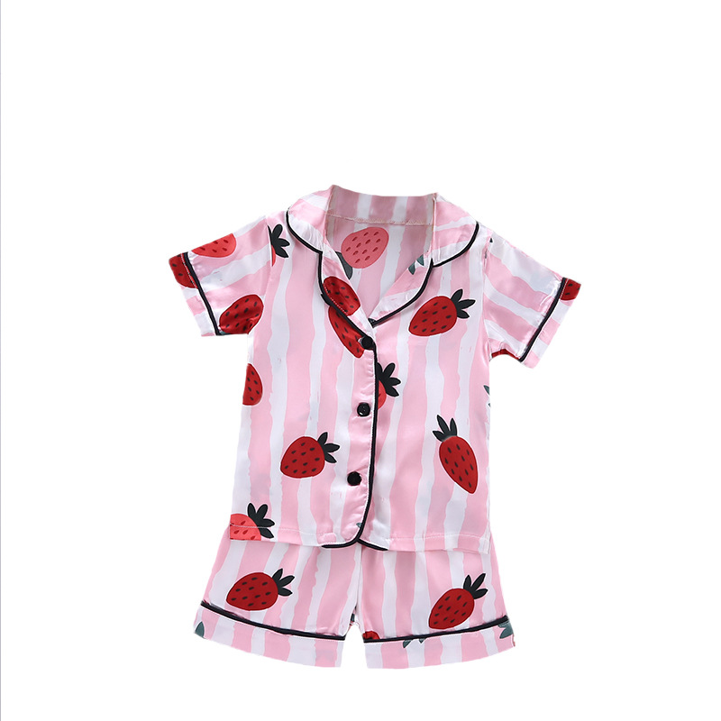 Conjunto de pijama infantil de verão com estampa fofa de morangos em estilo cartoon, feito de seda gelada, para meninos e meninas. Roupa casual._voghion.com