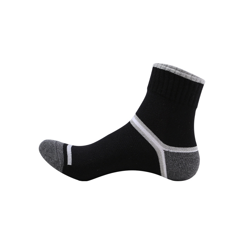 검은 튜브 양말 한 켤레