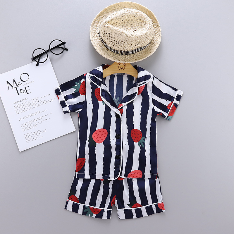 Conjunto de pijama infantil de verão com estampa fofa de morangos em estilo cartoon, feito de seda gelada, para meninos e meninas. Roupa casual._voghion.com