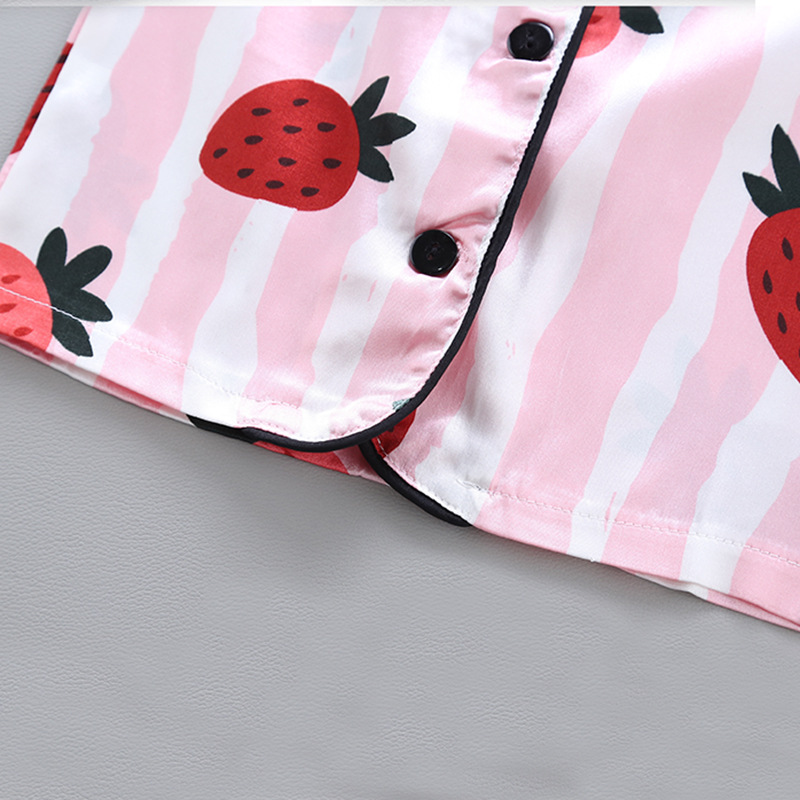 Conjunto de pijama infantil de verão com estampa fofa de morangos em estilo cartoon, feito de seda gelada, para meninos e meninas. Roupa casual._voghion.com