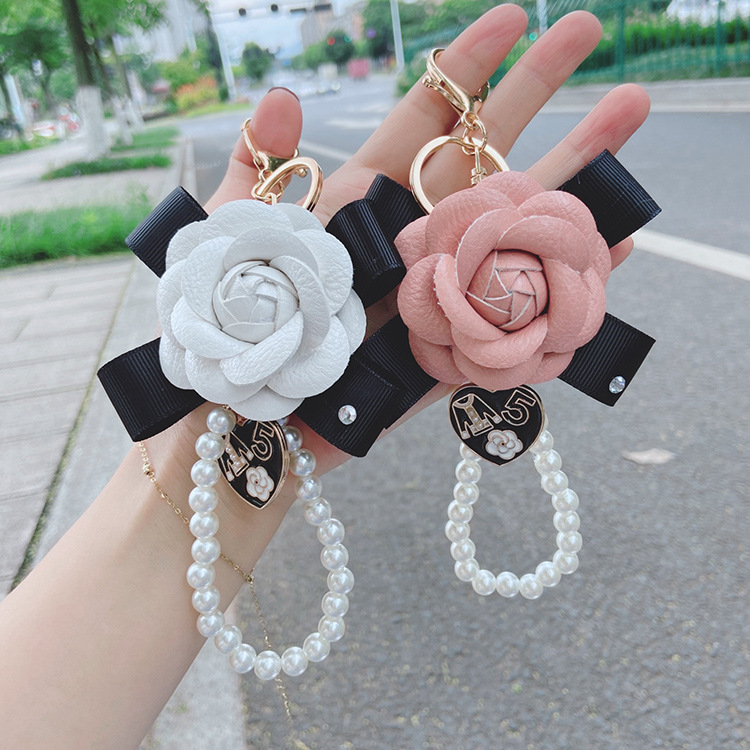 Moda nuevo arco Camelia llavero creativo perla cadena pu cuero Rosa colgante Accesorios image 3