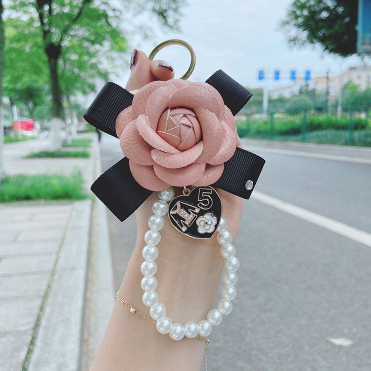 Moda nuevo arco Camelia llavero creativo perla cadena pu cuero Rosa colgante Accesorios image 5
