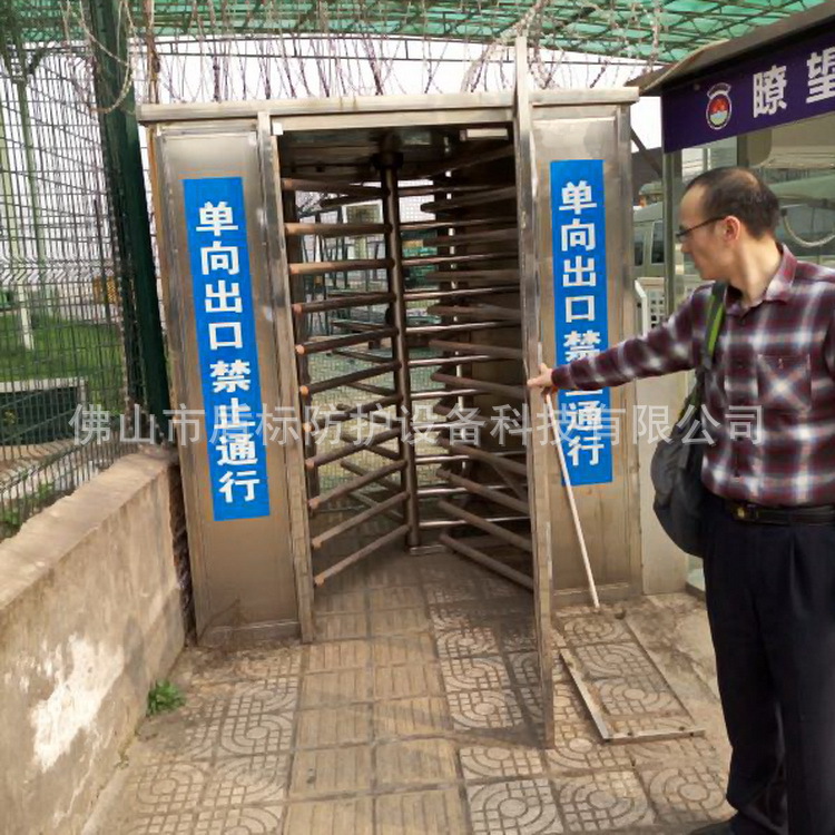 供应机场疏状单向门不锈钢门扇框架单向器车站手推逆向旋转单项门