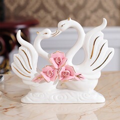 工場の卸売りの白鳥は装飾品を飾っています。