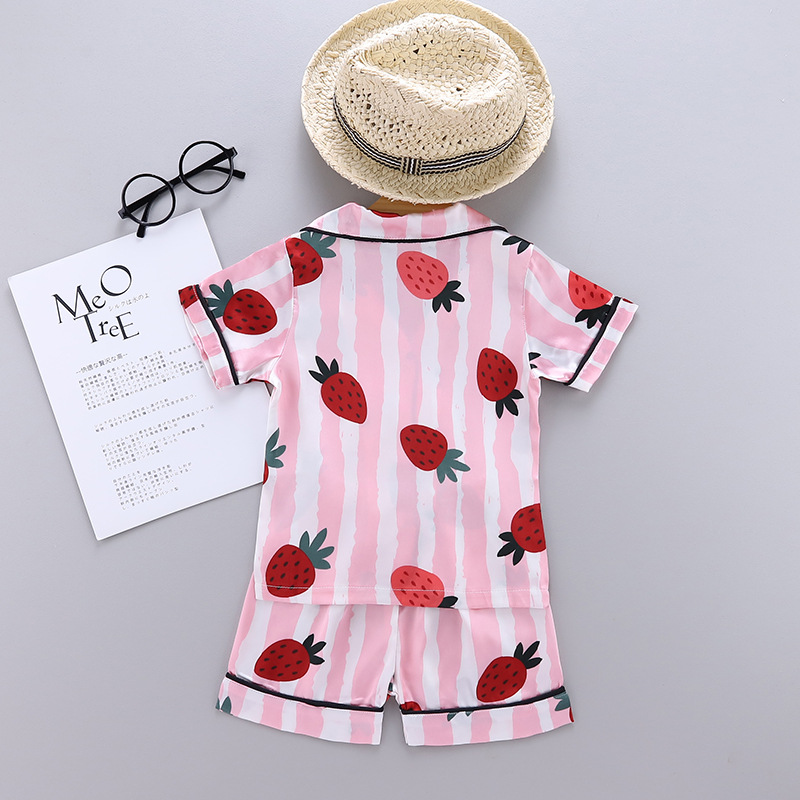 Conjunto de pijama infantil de verão com estampa fofa de morangos em estilo cartoon, feito de seda gelada, para meninos e meninas. Roupa casual._voghion.com