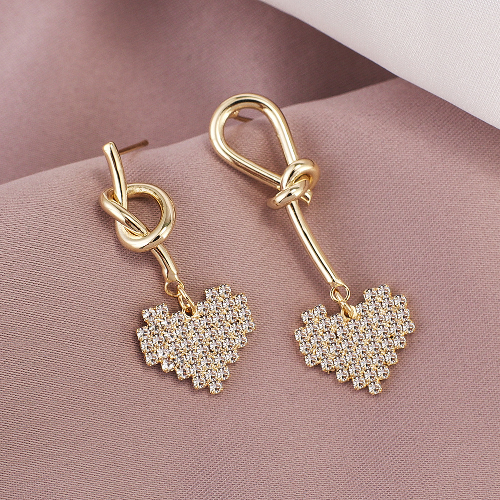 Fashionable asymmetrical earrings