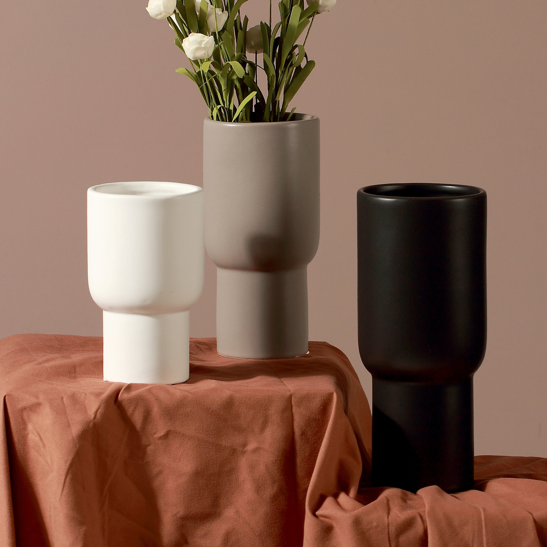 现代简约哑光黑白灰陶瓷花瓶家居软装样板房干花插花器手工制作