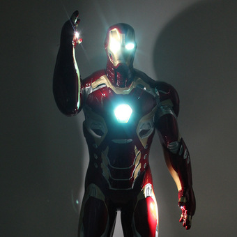 摆件定制跨境发光大号钢铁侠玻璃钢落地雕塑超级英雄景观装饰摆件