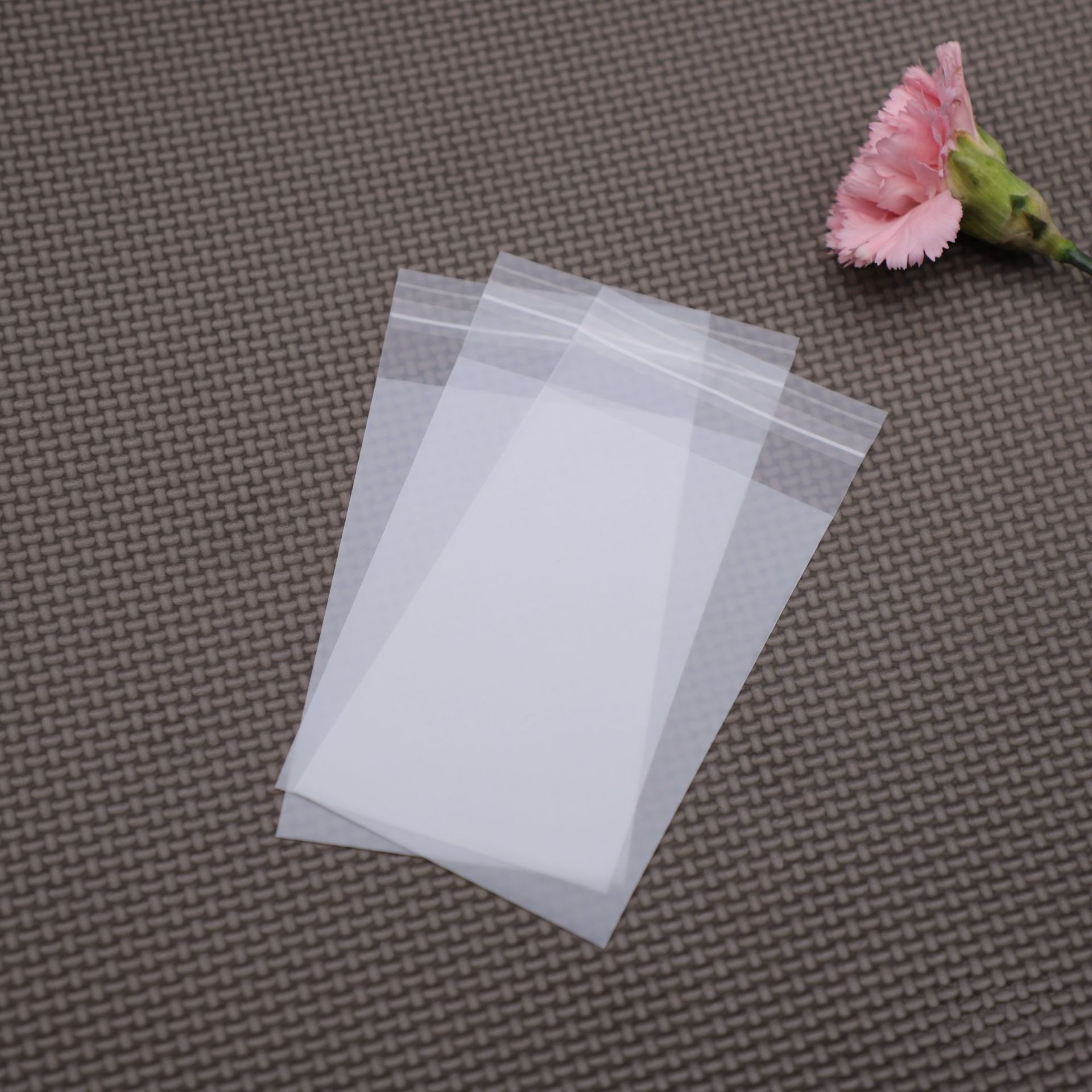 东莞工厂定制磨砂半透明CPE07奶白自粘袋加厚雾面环标可回收内袋