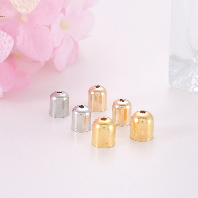 Glossy accessory with tassels