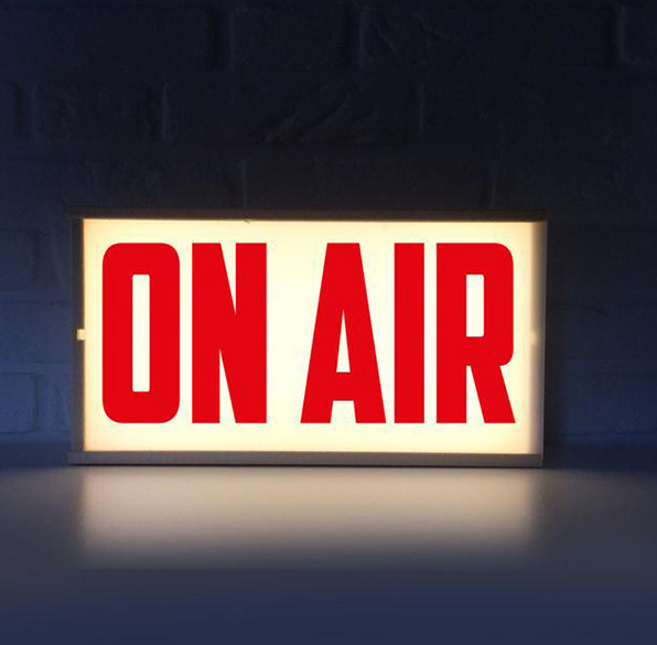 흰색 상자. 흰색 배경입니다. 주홍색 편지