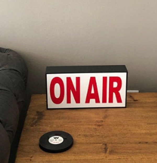 블랙 프레임. 흰색 배경입니다. 주홍색 편지