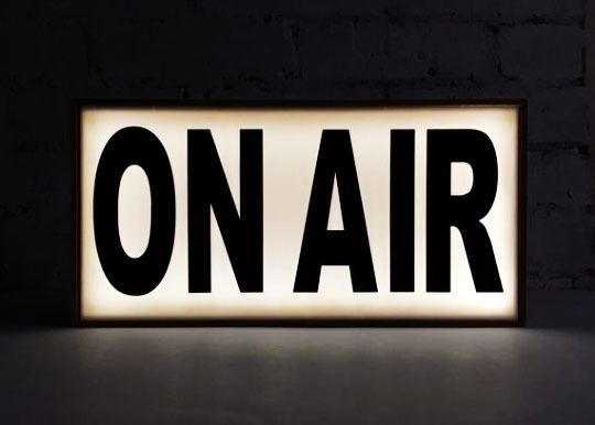 흰색 프레임. 흰색 배경입니다. 블랙 레터링