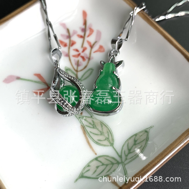 地摊热卖货马来玉镶嵌吊坠多款金镶玉坠葫芦翡翠色包银镶钻坠子