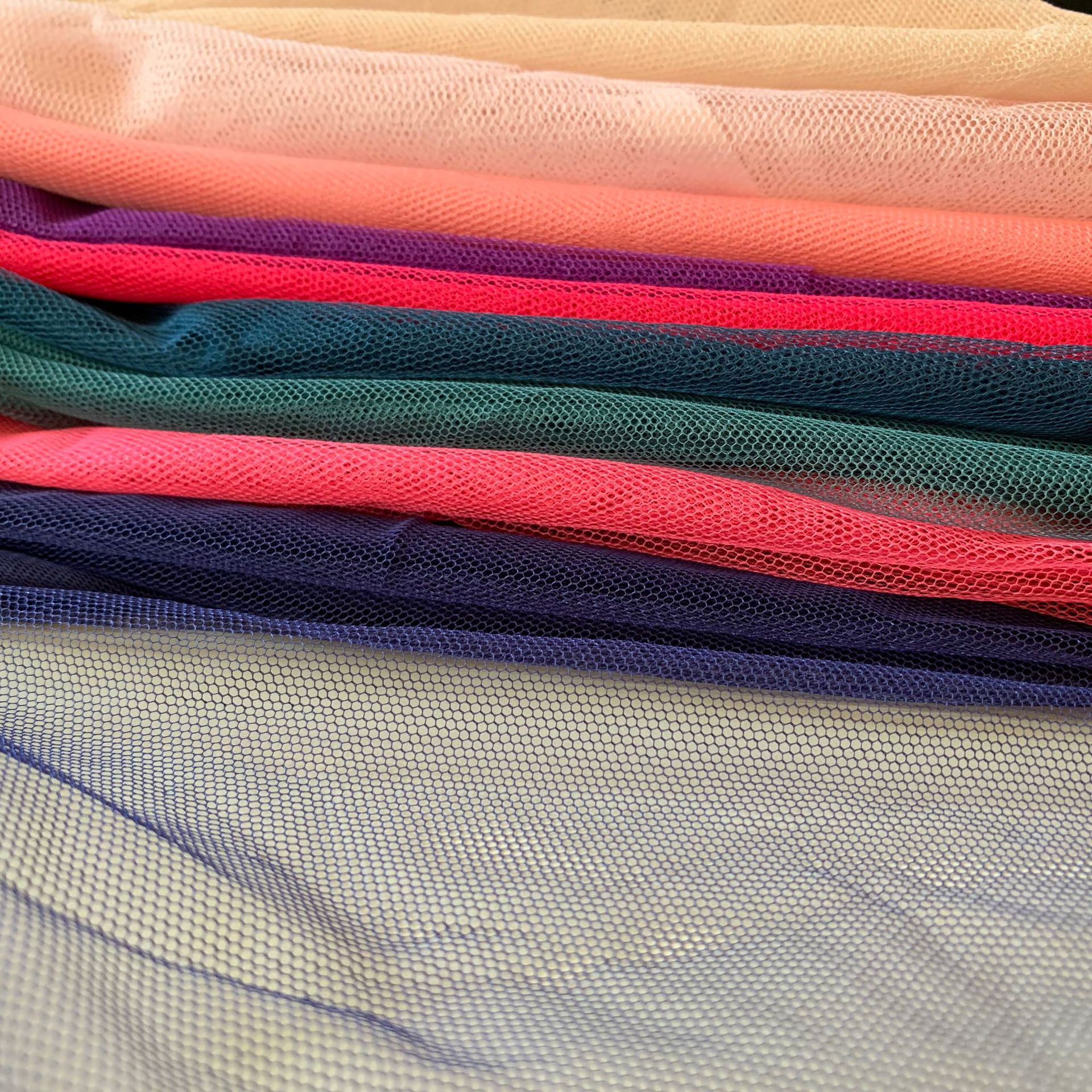 布料六角网纱婚庆服装底布舞台装饰网面膜网眼布蚊帐网孔透气轻盈