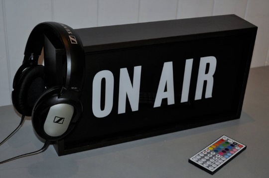 블랙 프레임 블랙 배경 화이트