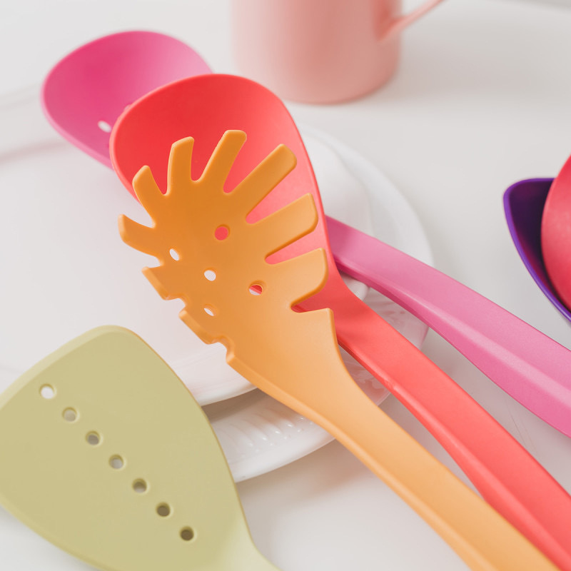 Colorido nylon cuchara traje de nylon utensilios de cocina sopa cuchara vegetal cuchara pasta cuchara siete piezas de nylon Arco Iris utensilios de cocina