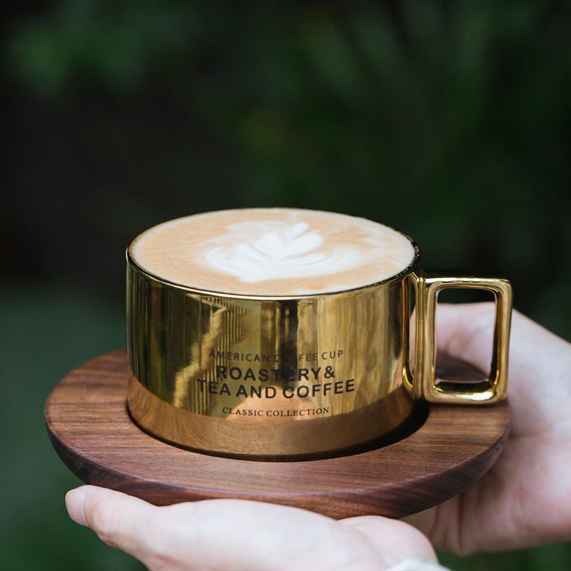 Taza de café americana dorada Taza de cerámica Taza de agua Taza de nuez Taza con cuchara de talla
