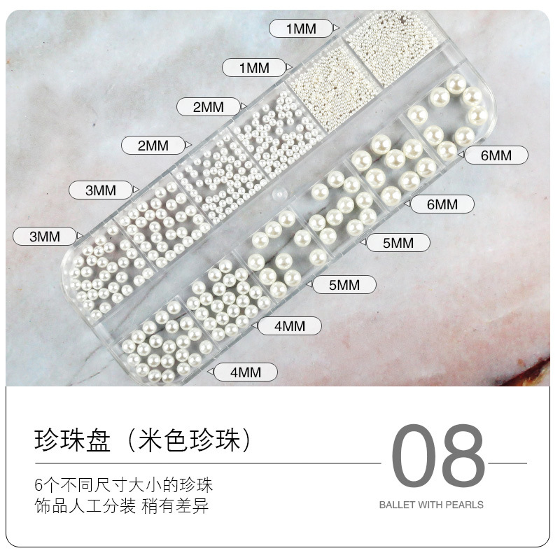 バレエ靴のネイルアートに丸い真珠のアクセサリーがついています。